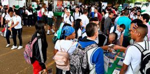 Informe revela que solo uno de cada dos adolescentes de 15 y 16 años cursa los grados 10 y 11
