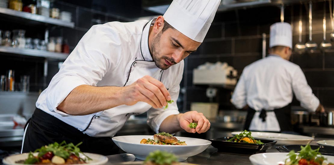 ¿Sueñas con crear experiencias culinarias? Así es estudiar técnico laboral en chef en Cali