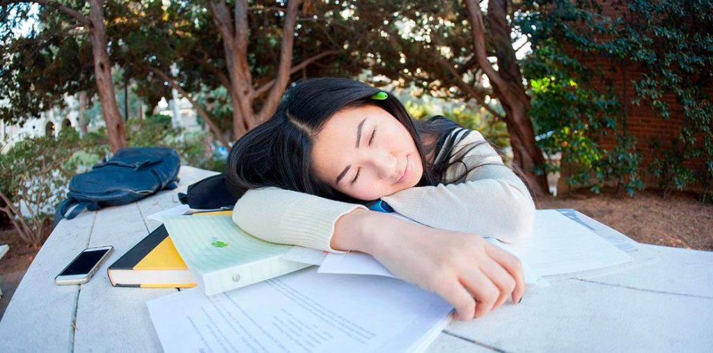 ¿Vale la pena estudiar una carrera larga? Una pregunta que cada vez más jóvenes se hacen